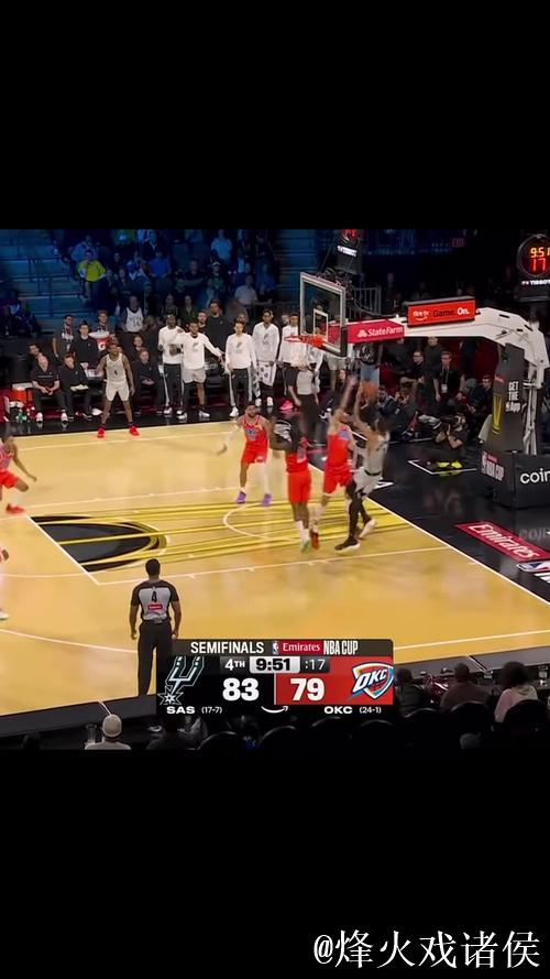 文班亚马右侧落位 转身后仰倒地命中 文班亚马右侧落位 转身后仰倒地命中