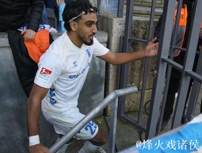 球员庆祝时跳广告牌 掉到1层楼高的深坑:希特勒在任时德国人挖的 球员庆祝时跳广告牌 掉到1层楼高的深坑:希特勒在任时德国人挖的